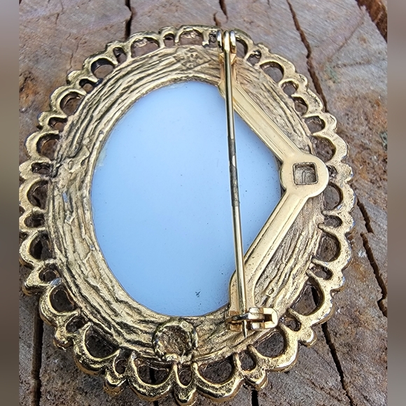 Vintage Floral Cameo Brooch Pin Antiqued Gold. - Picture 2 of 3
